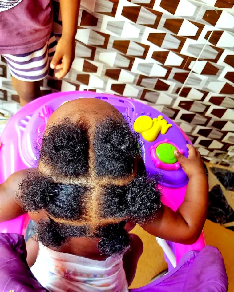 coiffure bebe petite fille avec des cheveux crepus