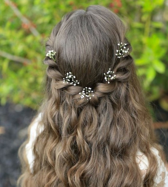 coiffure-communion-tres-facile-cheveux-laches-avec-petites-fleurs-tres-douces