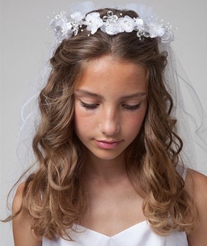 coiffure-communion-tres-jolie-cheveux-legerement-ondules-et-couronne-de-jolies-fleurs-blanches