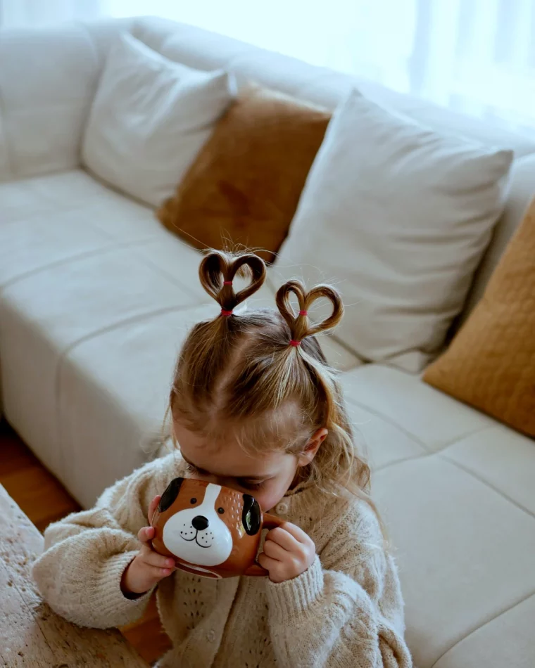 coiffure petite fille avec des coeurs