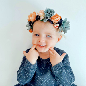 coiffure petite fille avec une diademe en fleur