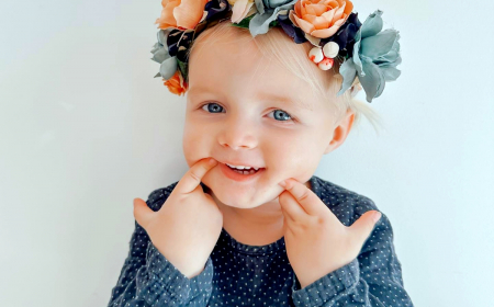 coiffure petite fille avec une diademe en fleur