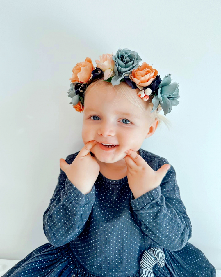 coiffure petite fille avec une diademe en fleur