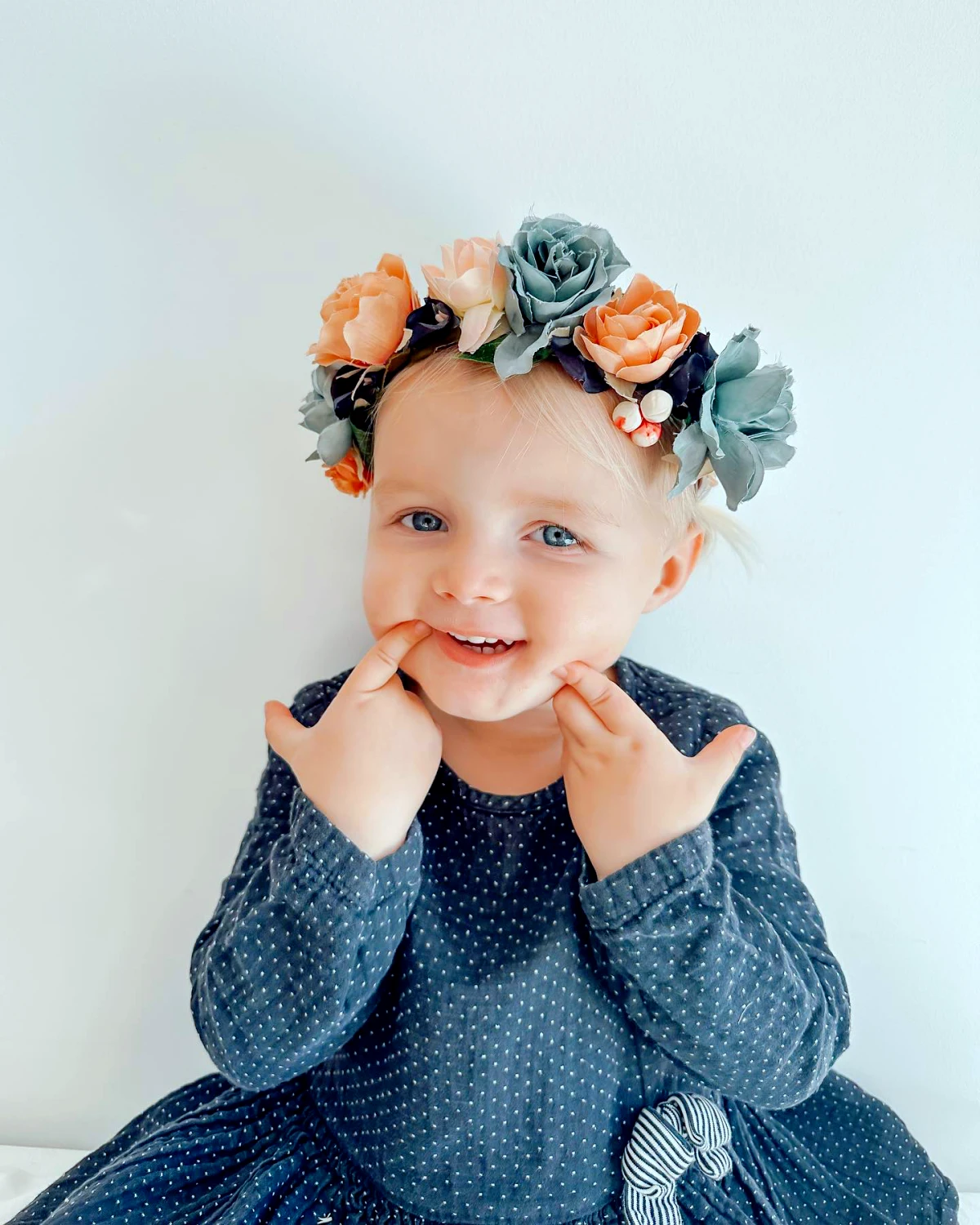 coiffure petite fille avec une diademe en fleur