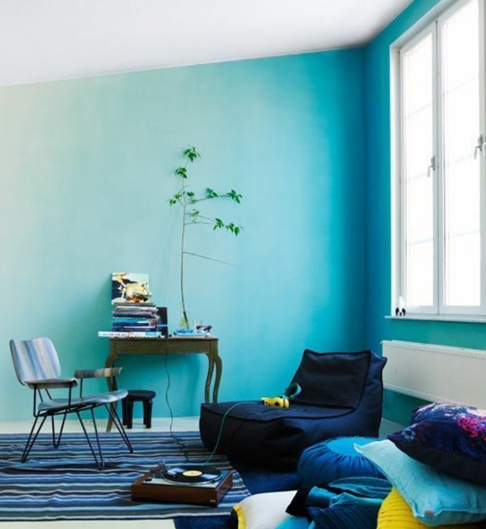 couleur-de-peinture-mur-bleu-ciel-tapis-bleu-noir-fauteuil-bleu-fonce-salon-bleu