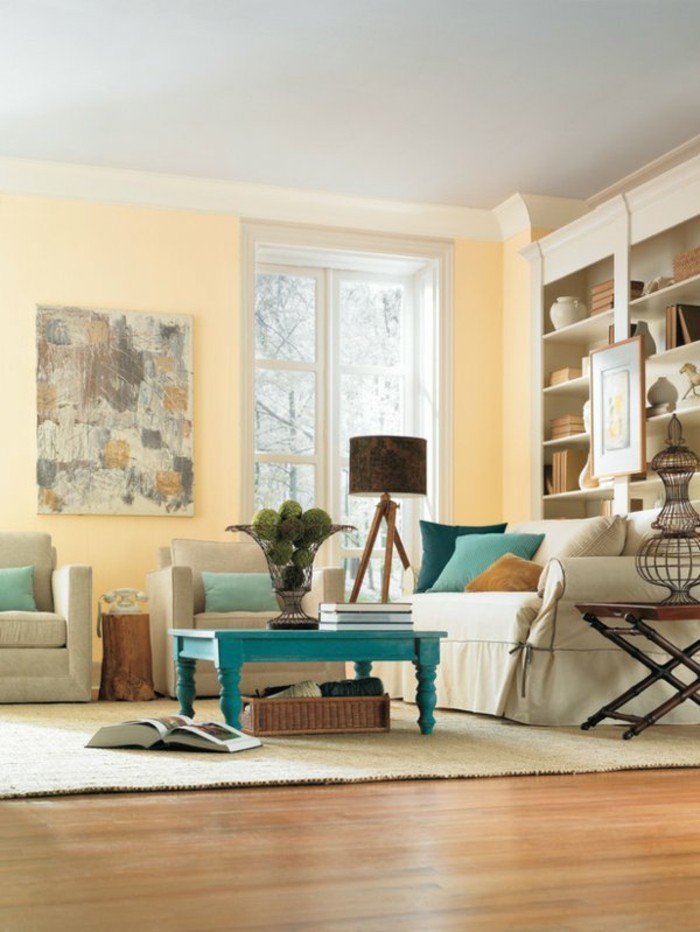 couleur-de-peinture-pour-salon-taupe-meubles-beiges-parquet-clair-lampe-marron-table-basse-bleu