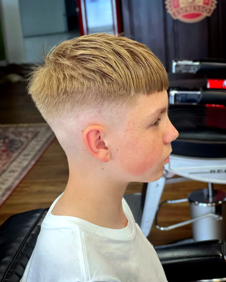 coupe de cheveux degradee pour enfant garcon avec une frange