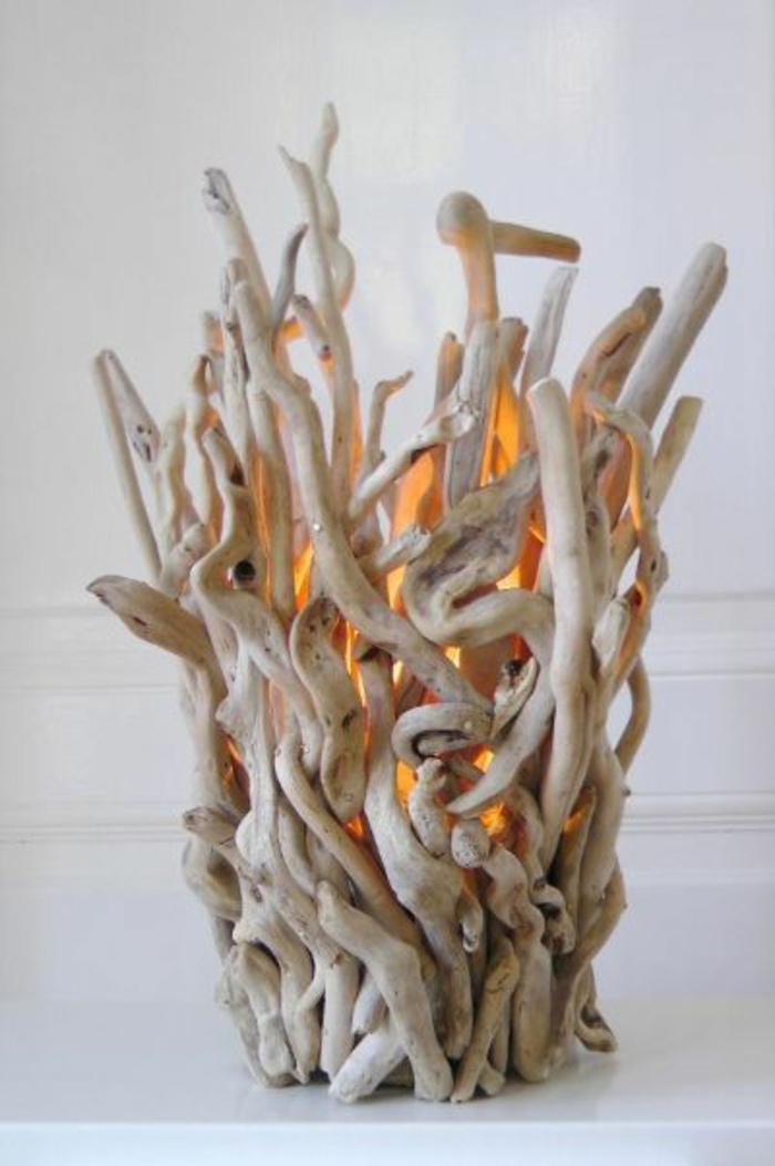 creation-en-bois-flotte-lampe-interessante-forme