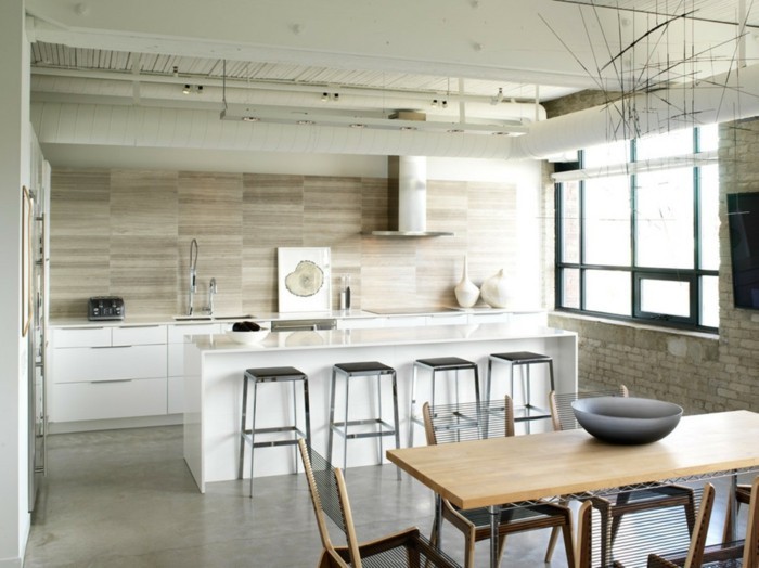 cuisine-industrielle-plongee-dans-une-ambiance-zen-deco-industrielle-couleurs-claires-et-bois-mur-en-briques-beige-meuble-cuisine-et-ilot-cuisine-blancs