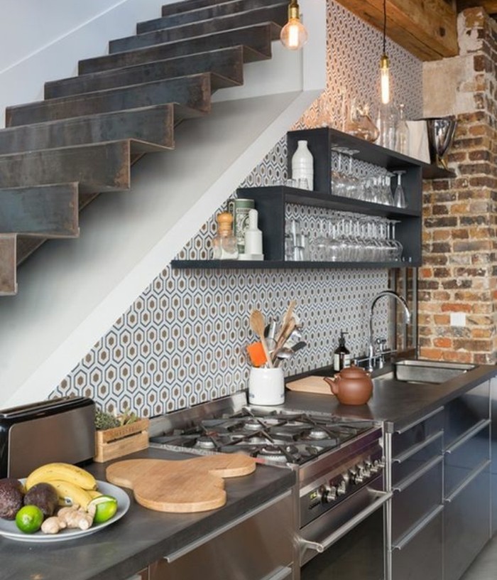 cuisine-industrielle-sous-escalier-etagere-et-plan-de-travail-anthracite-mur-en-brique-suggestion-interessante