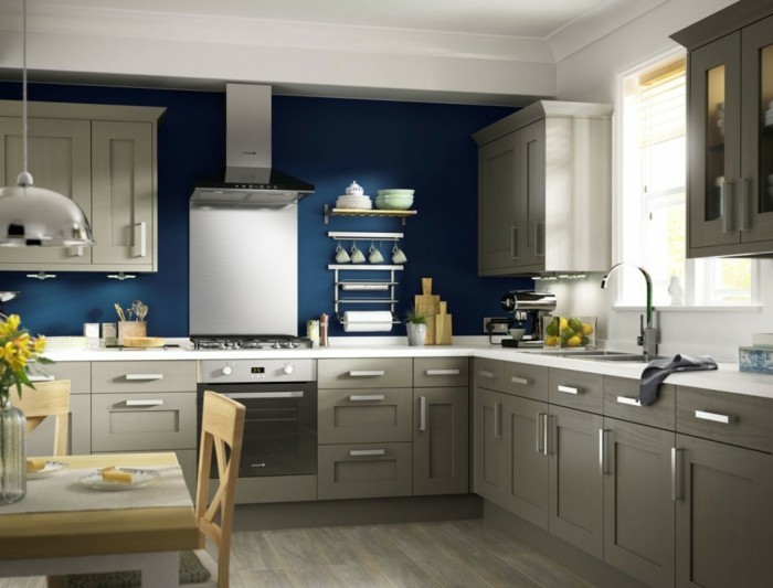 cuisine-taupe-facade-cuisine-taupe-et-mur-d-accent-bleu-magnifique-suggestion-pour-votre-cuisine
