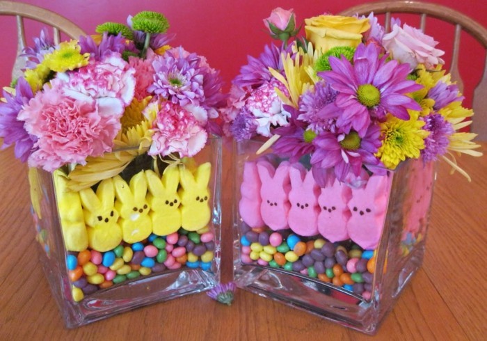 cuves-en-verre-remplie-de-bonbons-et-de-fleurs-de-printemps-idee-deco-paques-tres-jolie