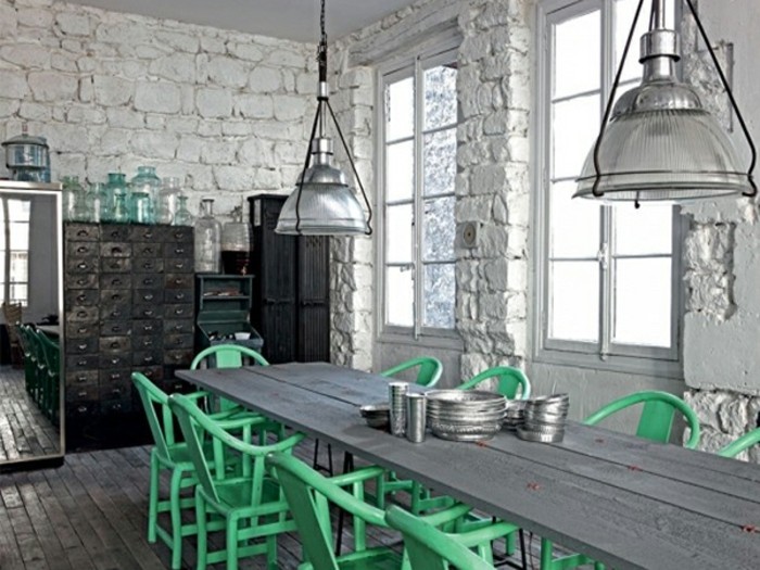 deco-de-style-loft-industriel-mur-en-briques-blanc-meubles-vintage-en-noir-table-grise-chaises-vertes-decor-cuisine-magnifique