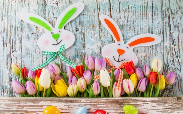 deco-paques-exterieure-lapins-et-superbes-tulipes-de-couleurs-differentes