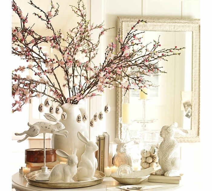 deco-paques-elegante-branches-fleuries-et-figurines-blanches-lapins