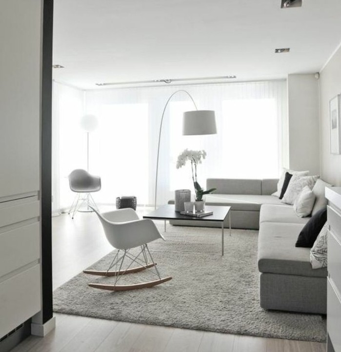 deco-salon-blanc-avec-quelques-meubles-gris-clair-salon-limineux-amenagement-salon-tres-simple-et-elegant