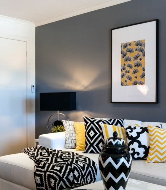 deco-salon-gris-couleur-anthracite-mobilier-et-accessoires-en-blanc-noir-et-jaine-pour-un-decr-contemporain