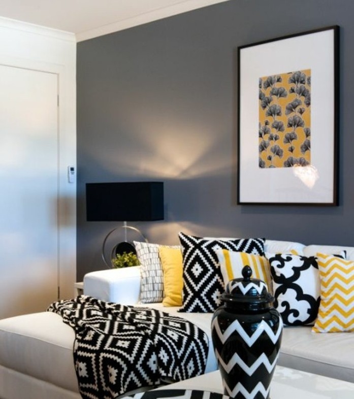 deco-salon-gris-peinture-grise-sur-les-murs-canape-blanc-elements-deco-en-noir-et-jaune