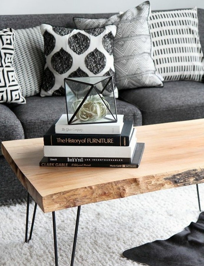 deco-style-scandinave-canape-gris-tapis-blanc-table-en-bois-design-interessant-amenagement-salon-tres-esthetique