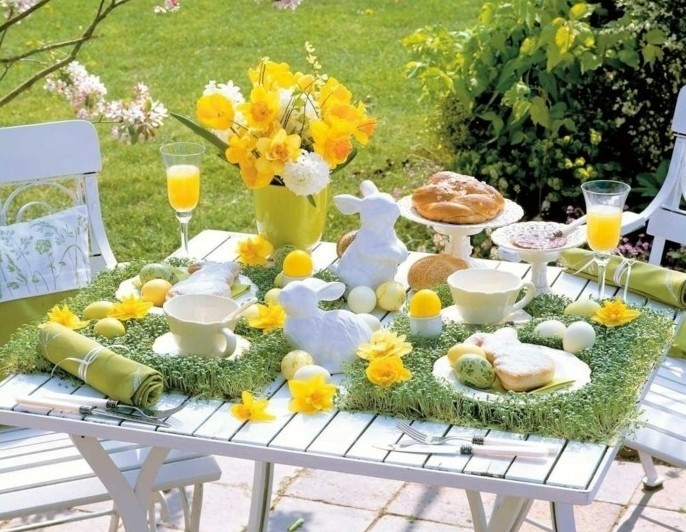 deco-table-paques-en-plein-air-table-decoree-en-jaune-et-vert-les-couleurs-du-printemps