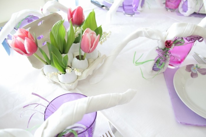 deco-table-paques-extremement-elegante-coquilles-d-oeufs-transformes-en-vases-tulipes-et-beau-couvert-de-table