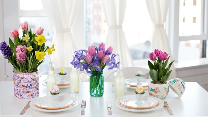 deco-table-paques-extremement-elegante-jolies-vases-de-fleurs-printaniers