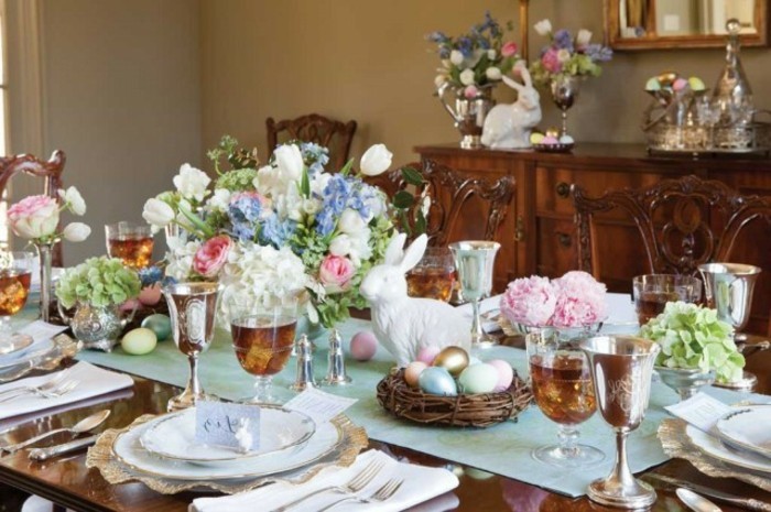 deco-table-paques-exuberante-fleurs-jolie-couvert-de-table-lapin-de-paques-et-oeufs-decoratifs-poses-dans-un-nid-de-paques