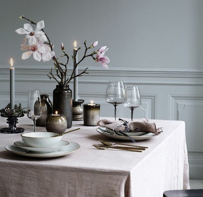 deco-table-paques-plus-austere-rameaux-fleuries-posees-dans-une-vase-chandeliers-et-bougies-suggestion-raffinee