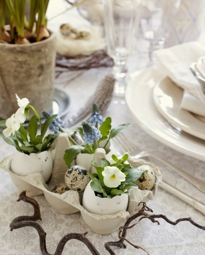 deco-table-paques-tres-elegante-coquilles-d-oeuf-mignons-transformes-en-vases-qui-recoivent-de-petites-fleurs-printaniers