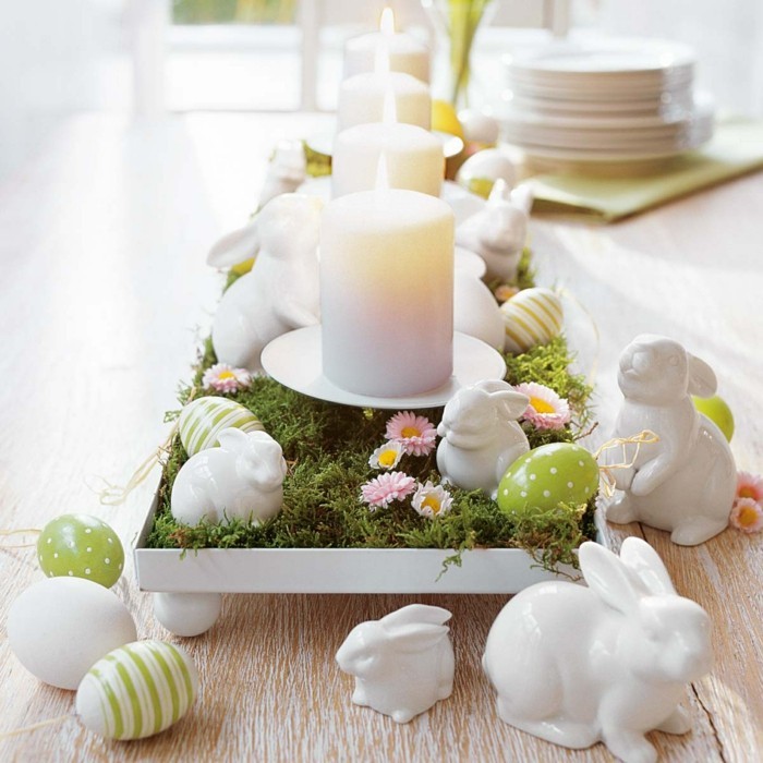 deco-table-paques-a-ne-pas-manquer-tres-jolie-decoration-a-bougies-lapins-oeufs-elements-floraux-au-centre-de-la-table