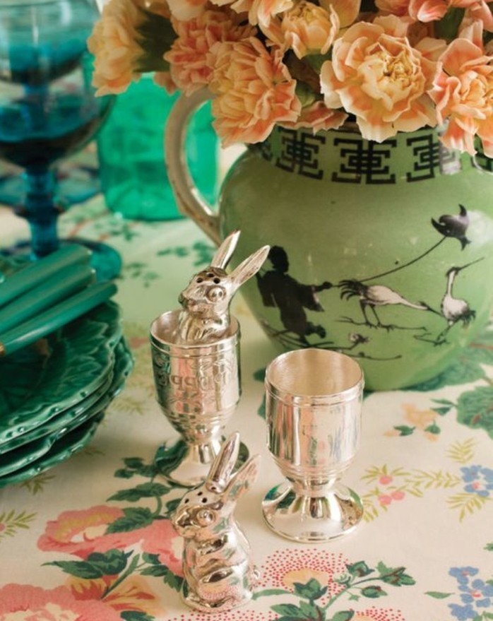 deco-table-paques-a-motifs-floraux-et-lapins-de-paques-idee-deco-vintage