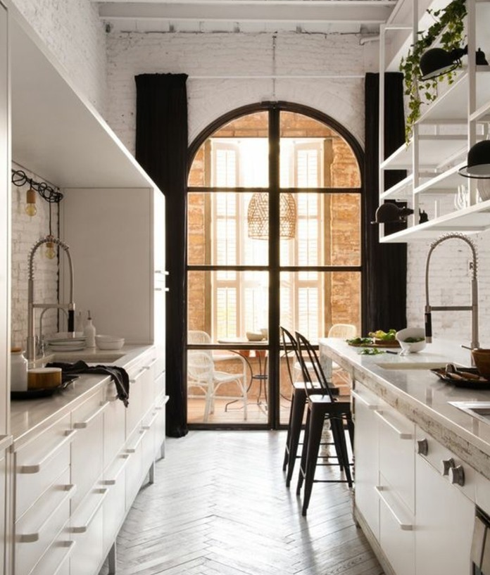 decor-en-blanc-cuisine-dans-un-style-loft-industriel-mur-en-brique-blanc-meuble-cuisine-et-etageres-cuisine-blanches-avec-quelques-accents-noirs