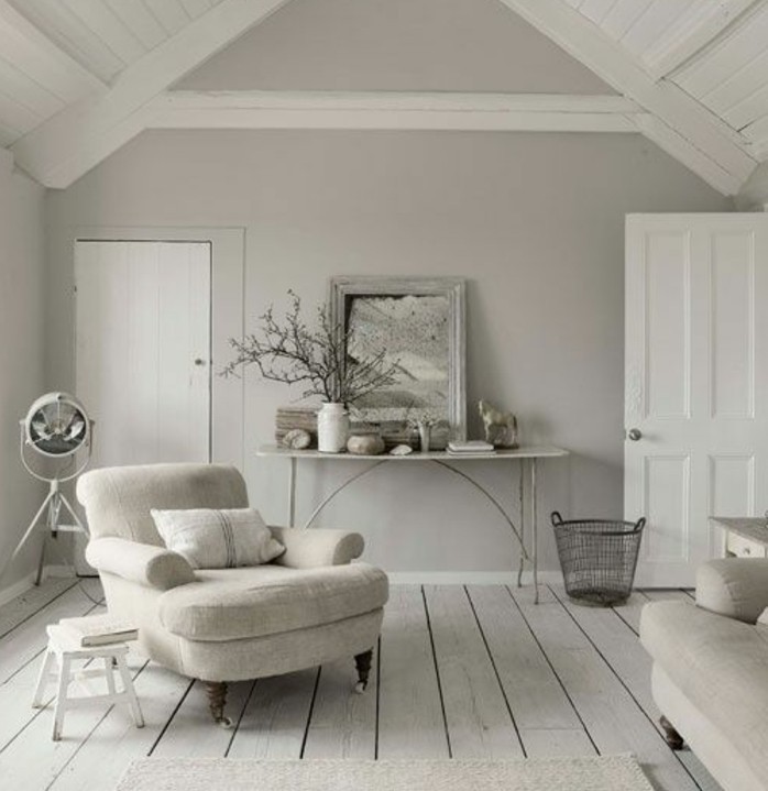 decor-extremement-sobre-a-lignes-epurees-salon-gris-et-blanc-couleur-gris-perle-raffinement-et-simplicite