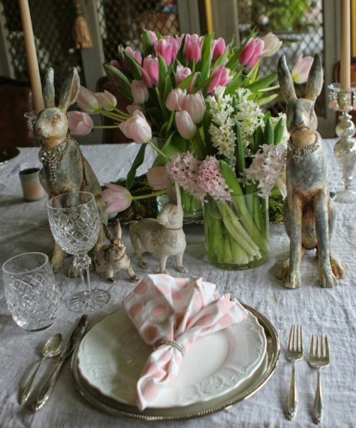 decoration-de-paques-ideale-pour-votre-table-deco-compose-de-lapins-de-paques-et-de-fleurs