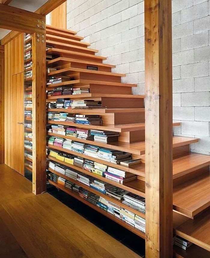 etagere-sous-escalier-bibliotheque-livre-bois-design