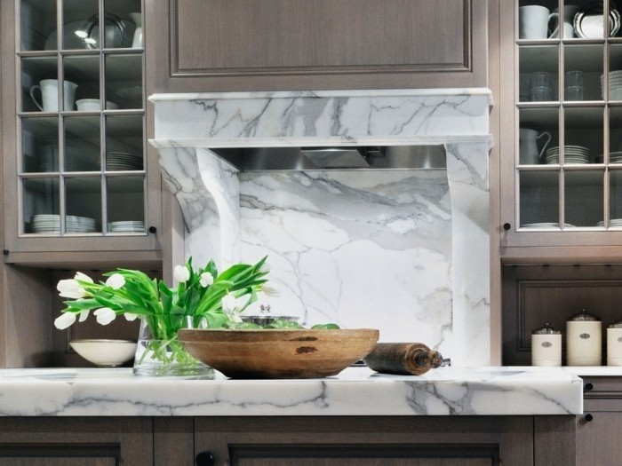 exemple-meuble-cuisine-couleur-gris-taupe-pour-la-facade-cuisine-plan-de-travail-en-marbre