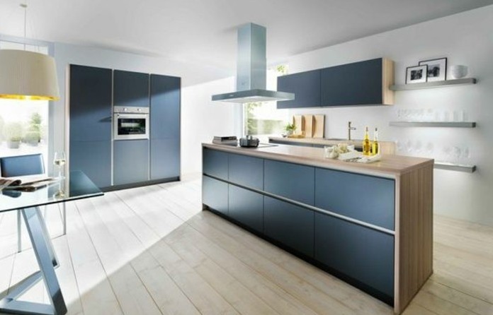 facade-cuisine-grise-plan-de-travail-en-bois-parquet-en-bois-ambiance-moderne-et-paisible