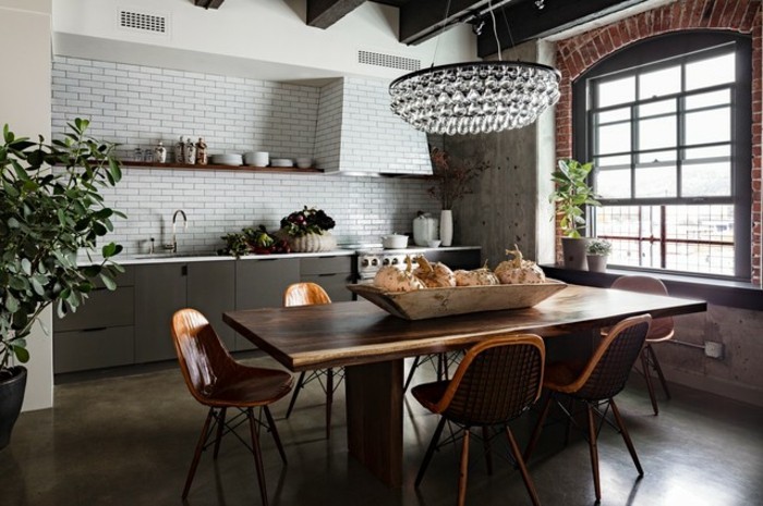 facade-cuisine-taupe-carrelage-mur-blanc-table-et-chaises-en-bois-lustre-tres-elegant-style-loft-industriel