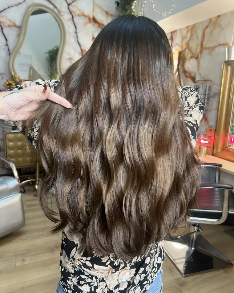 femme aux cheveux tres longs ondules couleur marron glace