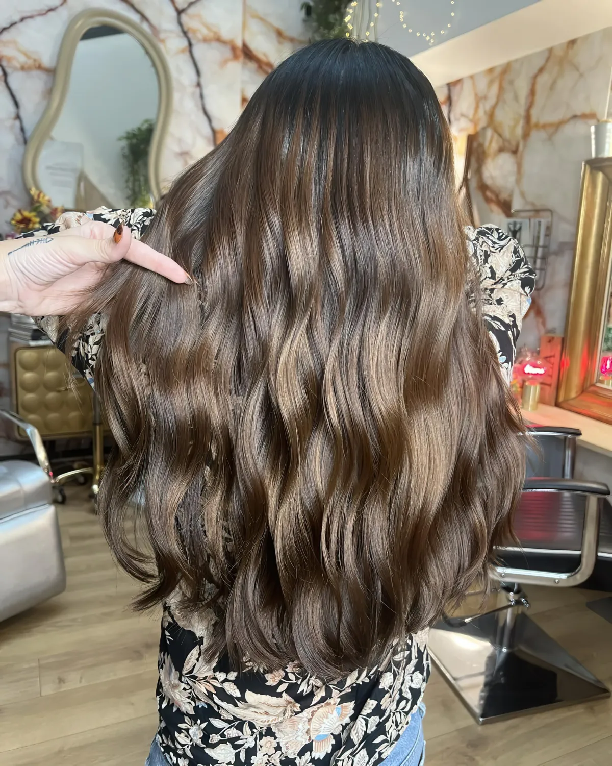 femme aux cheveux tres longs ondules couleur marron glace