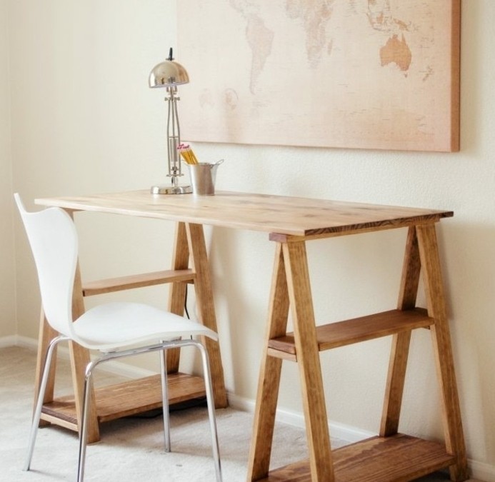 formidable-suggestion-de-bureau-en-palette-design-elegant-chaise-blanche-carte-du-monde