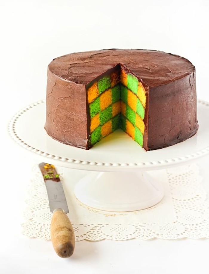 торт разрезанный пополам. нарезанный круглый торт. торт порезан пополам. зд торты. порезанный торт.