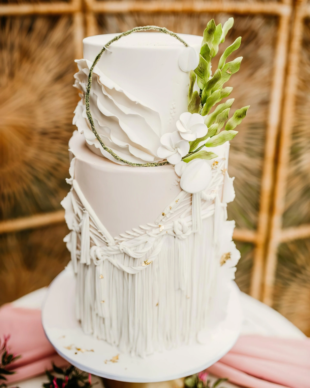 gateau mariage boheme glacage blanc effet macrame cordes