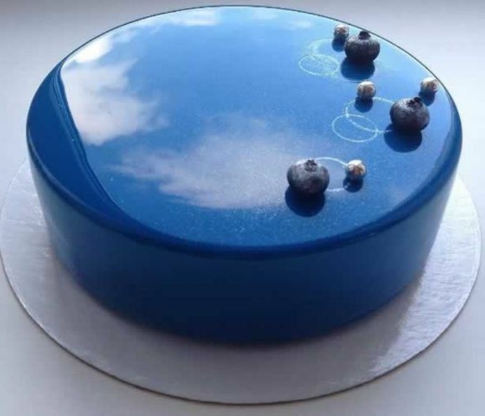 glacage-miroir-bleu-belle-tarte-glacee-de-melange-bleu-delicieux