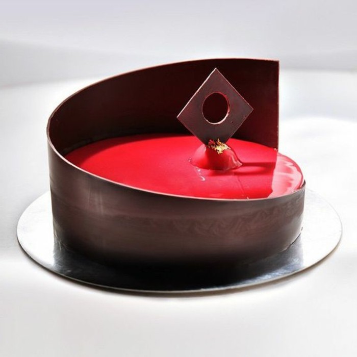 glacage-miroir-dessert-au-chocolat-avec-glacage-rouge