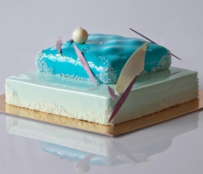 glacage-miroir-dessert-a-deux-etages-avec-glacage-bleu-brillant