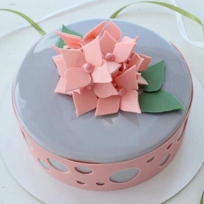 glacage-miroir-en-bleu-et-rose-tarte-sophistiquee-avec-petales-en-fondant