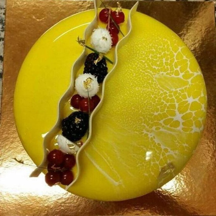 glacage-miroir-jaune-brillant-dessert-rond-glace