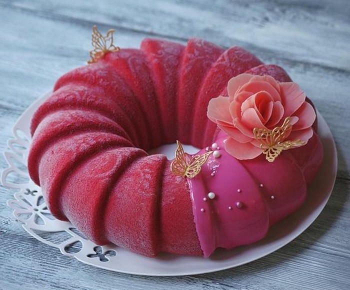 glacage-miroir-rose-gateau-rose-original-dessert-savoureux