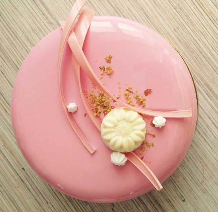 glacage-miroir-rose-nappage-lisse-pour-tarte-elegante